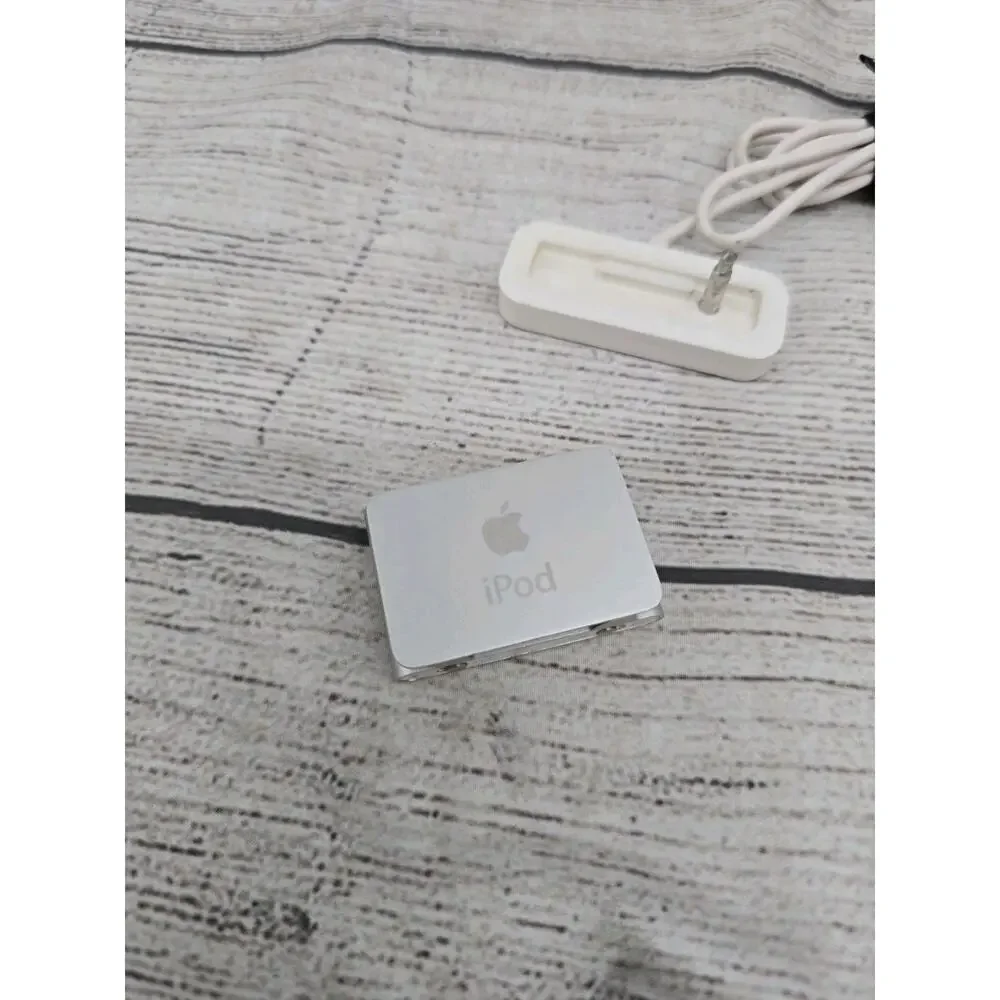 Apple iPod Shuffle 2nd Generation A1204 1GB Silver Clip-On Mini MP3 Player